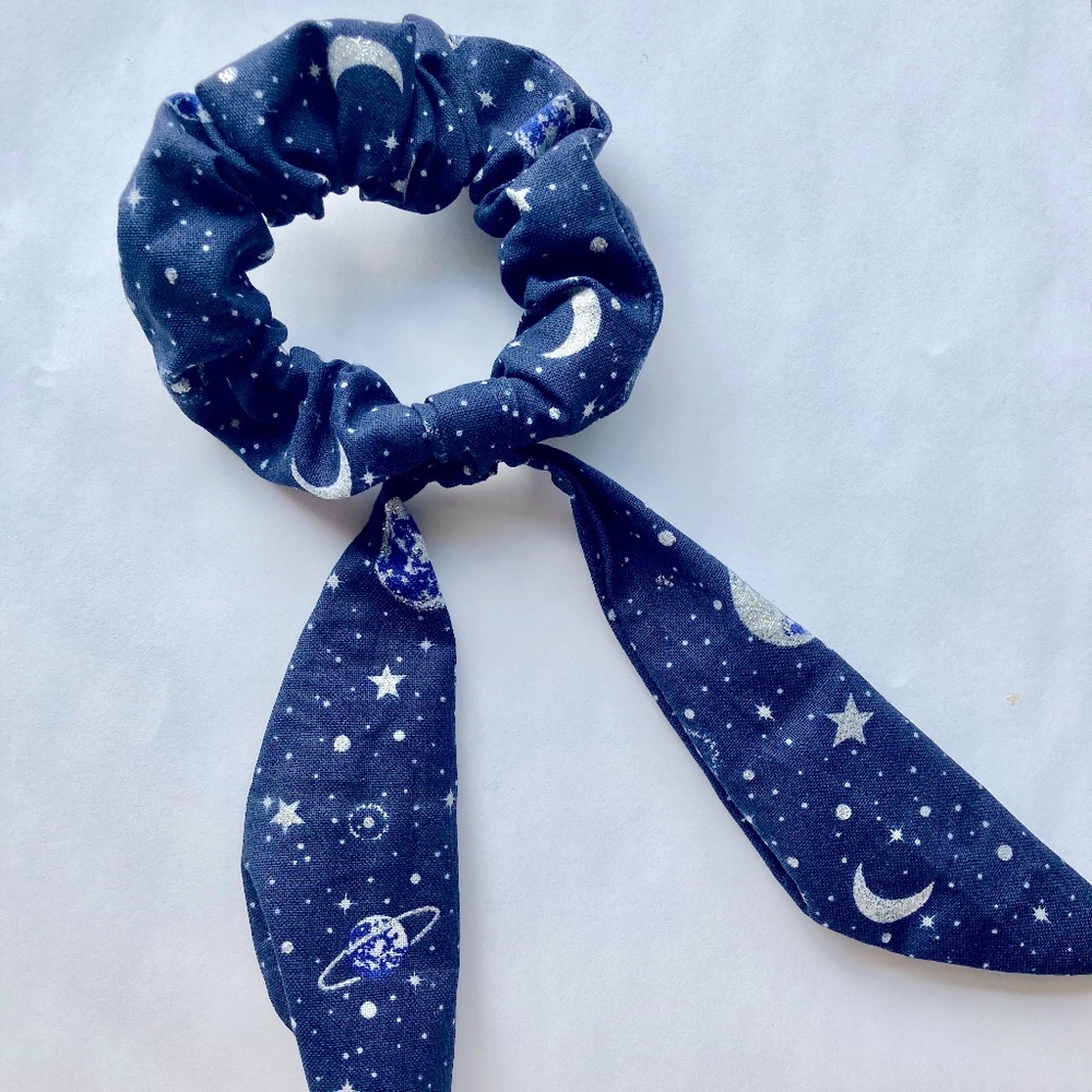 Bow Scrunchie! - Picture 1 of 2